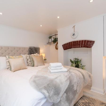 Central Apartment - With Patio And Sofa Bed! كيلتنهام المظهر الخارجي الصورة