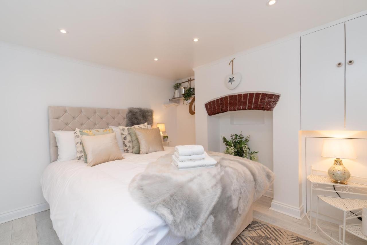 Central Apartment - With Patio And Sofa Bed! كيلتنهام المظهر الخارجي الصورة
