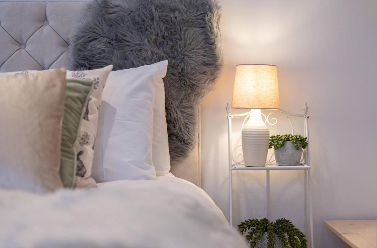 Central Apartment - With Patio And Sofa Bed! كيلتنهام المظهر الخارجي الصورة
